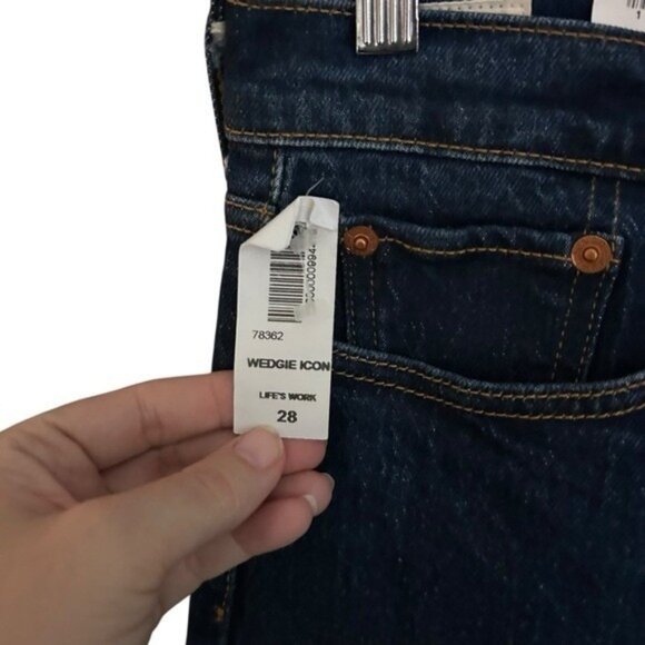 NWT Levi’s Premium Wedgie Icon Jeans High Rise Tapered Leg Denim Aritzia Sz 28 - Picture 9 of 14